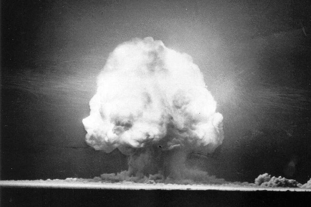 Am 16. Juli 1945 explodiert die erste ...mpilz, die groe Rauchwolke, zu sehen.  | Foto: -