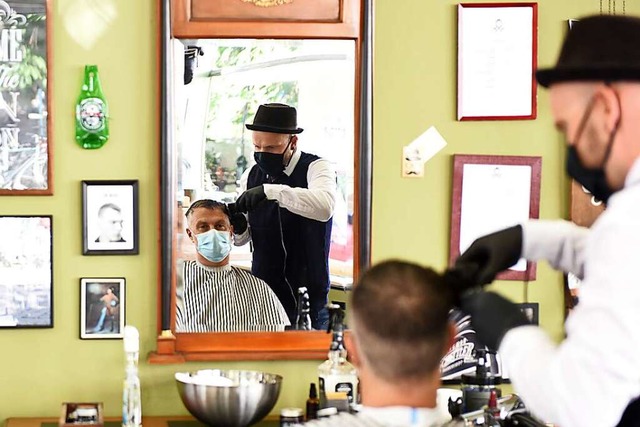 Im &#8222;Barbershop&#8220; kann man w...en &#8211;  nicht nur wegen der Maske.  | Foto: Rita Eggstein
