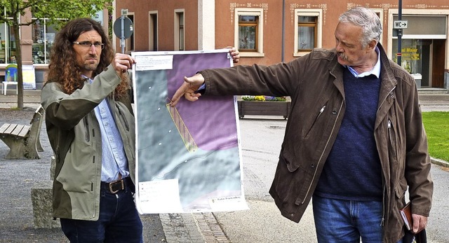 Die Geologen Dominik Ehret (links) und...ks, der auf die L149 bei Prg strzte.  | Foto: Sattelberger
