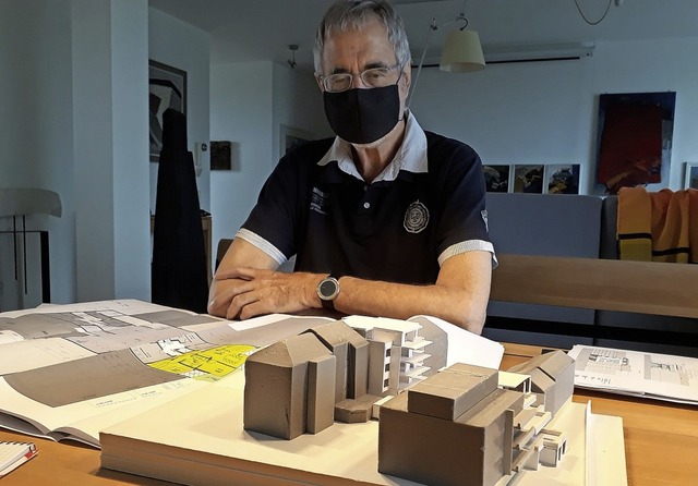 Manfred Steinbach mit Plnen und dem Modell fr das Projekt seiner Baugruppe.  | Foto: Willi Adam