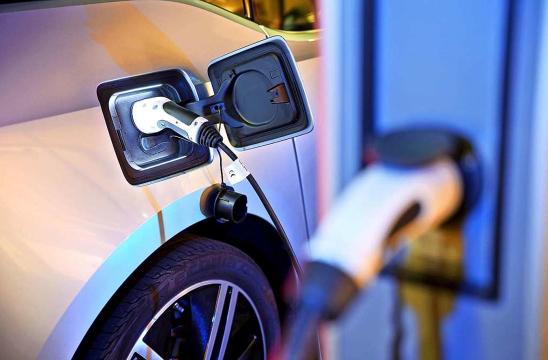 Der Einbau von E-Auto-Ladestationen in...durch die Gesetzesreform erleichtert.   | Foto: Jan Woitas