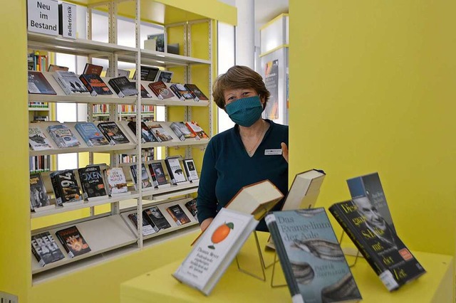 Bibliotheksleiterin Andrea Strecker mit Schutzmaske  | Foto: Horatio Gollin