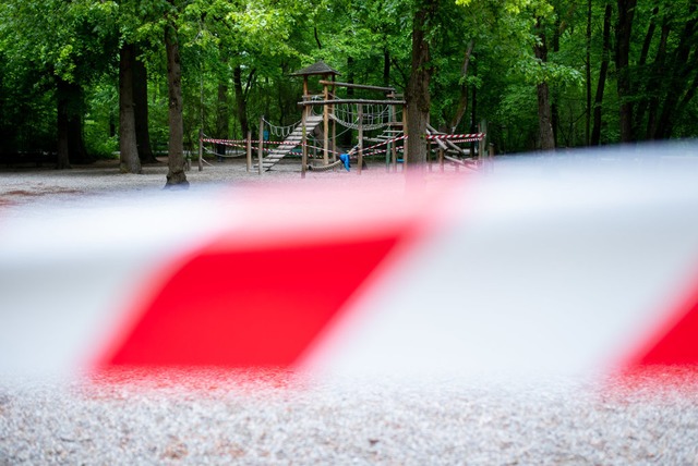 Am Mittwoch kommt das Band weg: Seit s...drfen Kinder und Eltern wieder drauf.  | Foto: Sven Hoppe (dpa)