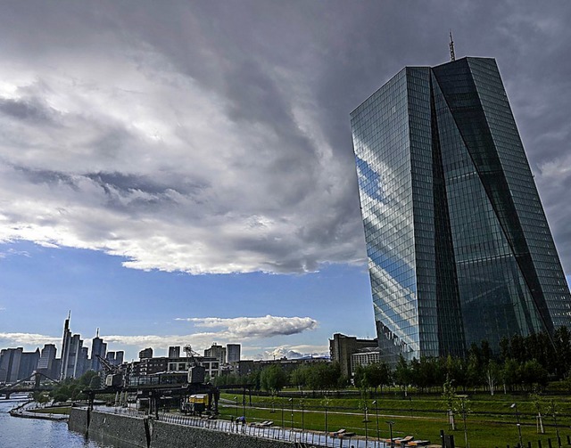 Dstere Wolken ber der EZB in Frankfurt.  | Foto: Arne Dedert (dpa)
