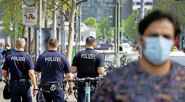 Einige Geschfte haben jetzt wieder ge... werden, was die Polizei kontrolliert.  | Foto: Kay Nietfeld (dpa)