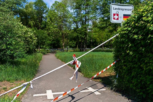 Ein Absperrband markiert die geschloss... zwischen der Schweiz und Deutschland.  | Foto: Georgios Kefalas (dpa)