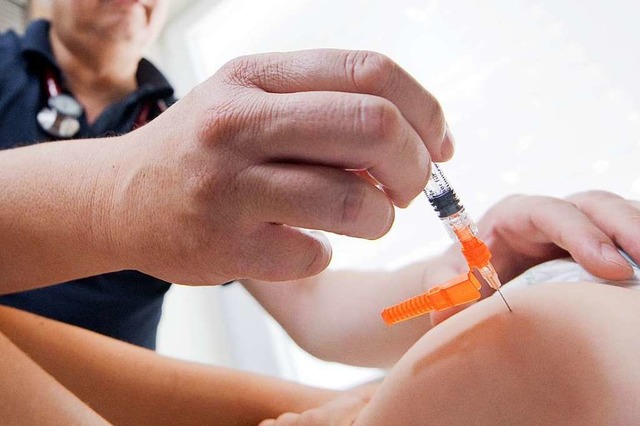 Noch gibt es keinen Impfstoff gegen das Coronavirus.  | Foto: Julian Stratenschulte (dpa)