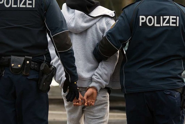 Ein 19-Jhriger wurde vorlufig festgenommen (Symbolbild).  | Foto: Armin Weigel