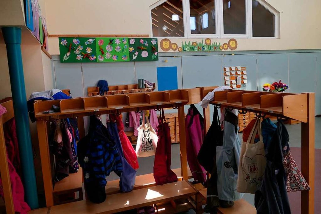 Seit der Schließung des Kindergartens ...ch Jacken der Kinder in der Garderobe.  | Foto: Manfred Frietsch