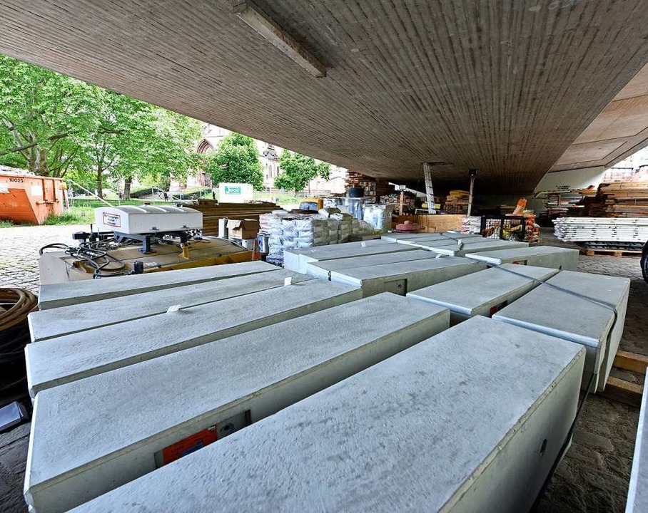 Unter der Brcke liegen neue Betonelemente fr die Gelnder.  | Foto: Michael Bamberger