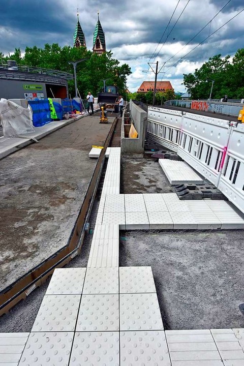 Die Bauarbeiter pflastern den Gehweg zum Sthlinger Kirchplatz.  | Foto: Michael Bamberger