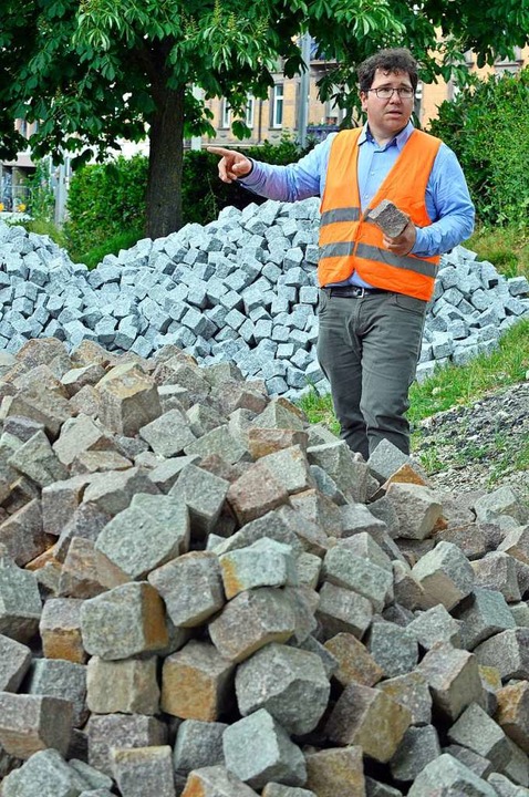 Johannes Scherer und der Vorrat an Porphyr- und Granit-Pflastersteinen.  | Foto: Michael Bamberger