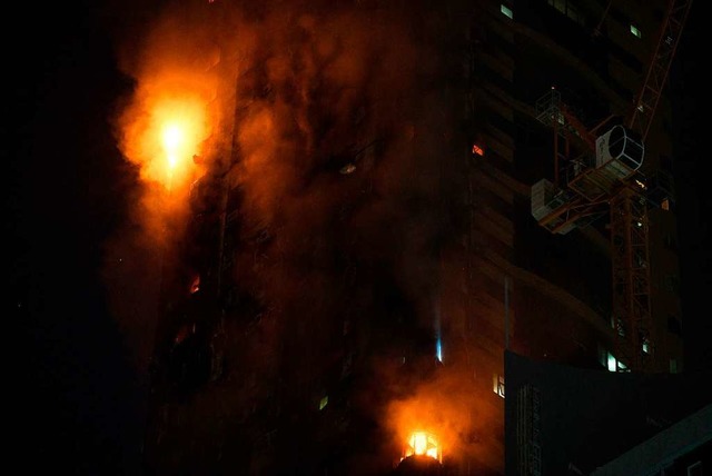 Ein Feuer brennt an der Seite eines Ho... Meter hoher Wolkenkratzer abgebrannt.  | Foto: Jon Gambrell (dpa)