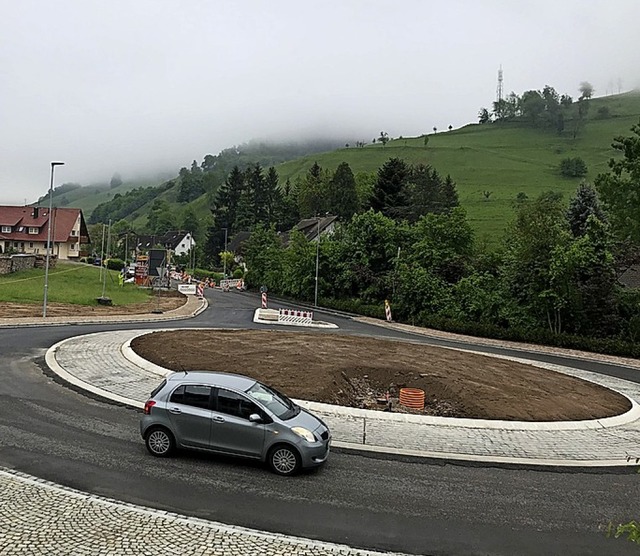 Jetzt hat auch Mnstertal seinen Kreisel.   | Foto: Gabriele Hennicke