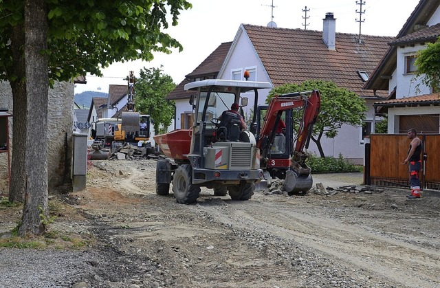 Sanierungsarbeiten in der Guldengasse ...lag wird mit schwerem Gert entfernt.   | Foto: Roland Vitt
