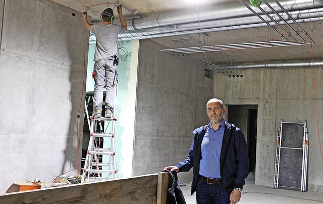 Brgermeister Rudolf Schuler bei der B...beiten an Mehrzweckhalle und Hallenbad  | Foto: Erich Krieger