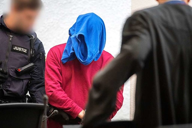Der Angeklagte im Prozess um einen Mor...al des Landgerichts Stuttgart gefhrt.  | Foto: Marijan Murat (dpa)