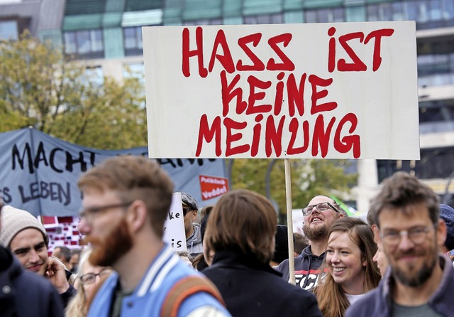 Gegen Hass-Postings demonstrieren ist ...ie strafrechtlich zu verfolgen nicht.   | Foto: Bodo Marks (dpa)