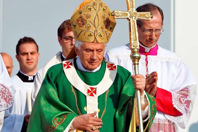 Aus Joseph Ratzinger wurde Papst Bened...inem Freiburg-Besuch im September 2011  | Foto: ALBERTO PIZZOLI