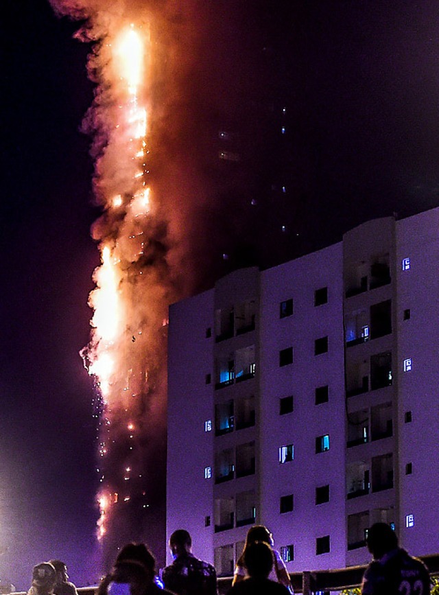Der Abbco Tower  in Flammen  | Foto: - (AFP)