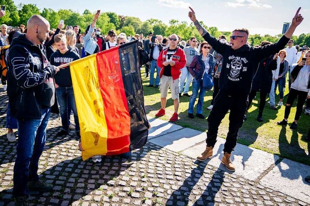 Teilnehmer demonstrieren mit einer Deutschlandfahne vor dem Reichstagsgebude.  | Foto: Kay Nietfeld (dpa)