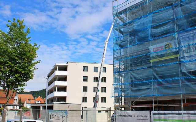 Die beiden Gebude der Baugenossenscha...Das helle Haus wird im Herbst bezogen.  | Foto: Rolf Reimann