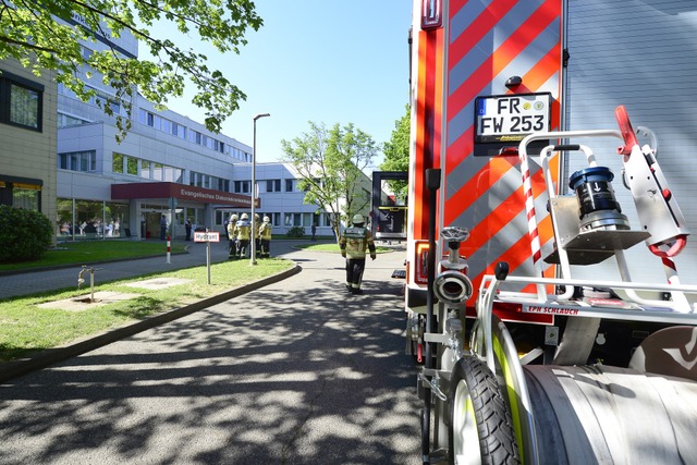 In einem Obergeschoss des Diakoniekran...en. Die Feuerwehr ist noch im Einsatz.  | Foto: Ingo Schneider