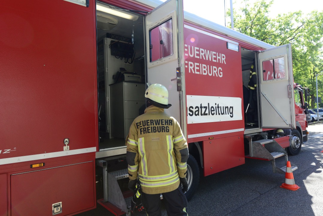 In einem Obergeschoss des Diakoniekran...en. Die Feuerwehr ist noch im Einsatz.  | Foto: Ingo Schneider