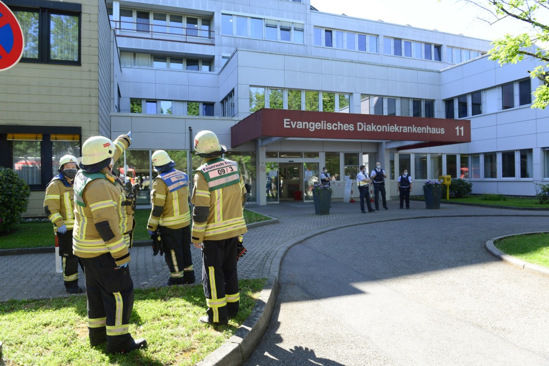 In einem Obergeschoss des Diakoniekran...en. Die Feuerwehr ist noch im Einsatz.  | Foto: Ingo Schneider