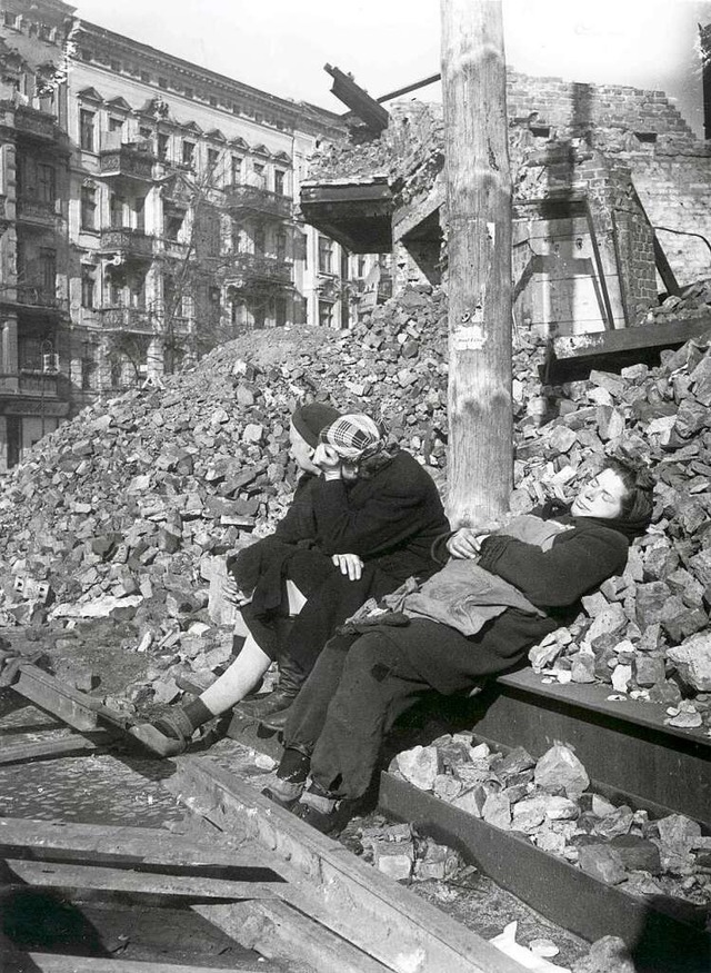 Das Kriegsende gilt als die Stunde der...erfrauen in Berlin, die sich ausruhen.  | Foto: Deutsches Historisches Museum