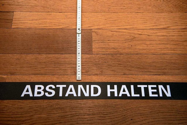 Eine Abstandsmarkierung klebt auf dem Boden im Shop des Kunstmuseums Basel.   | Foto: Georgios Kefalas (dpa)