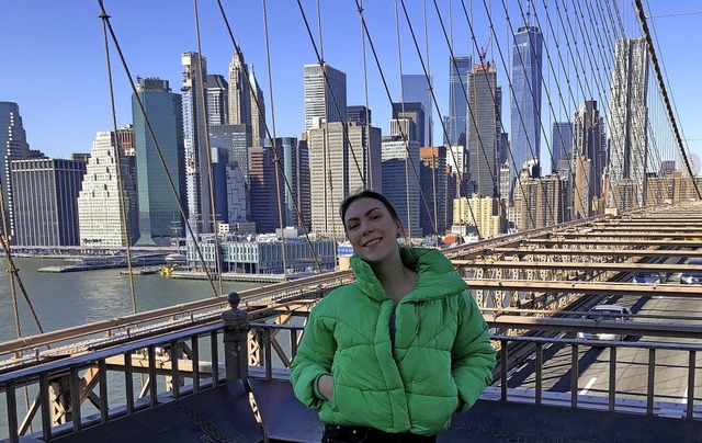 Marlen Schwrer vor der Skyline von New York City   | Foto: privat