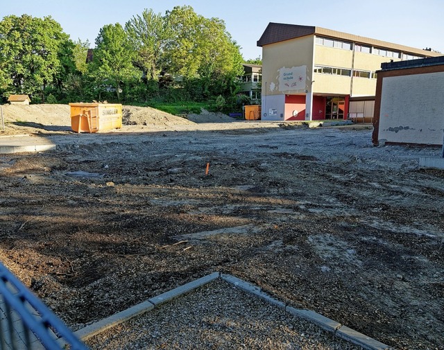 Der Baugrund fr die neue Grundschule ...rechts) folgt in den nchsten Wochen.   | Foto: Martin Wendel