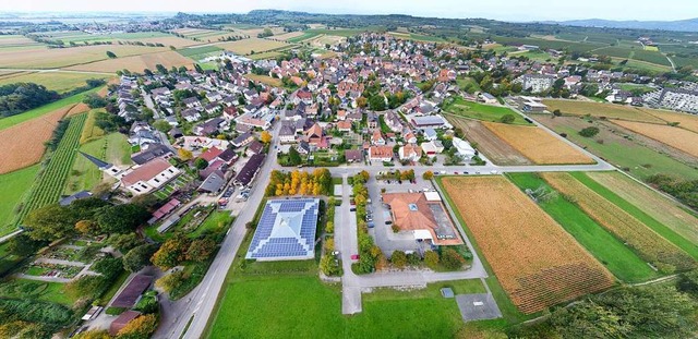 Das Drohnen-Panoramafoto von Tiengen, ...ellen auf dem Dach) das Tuniberghaus.   | Foto: Matthias Weniger