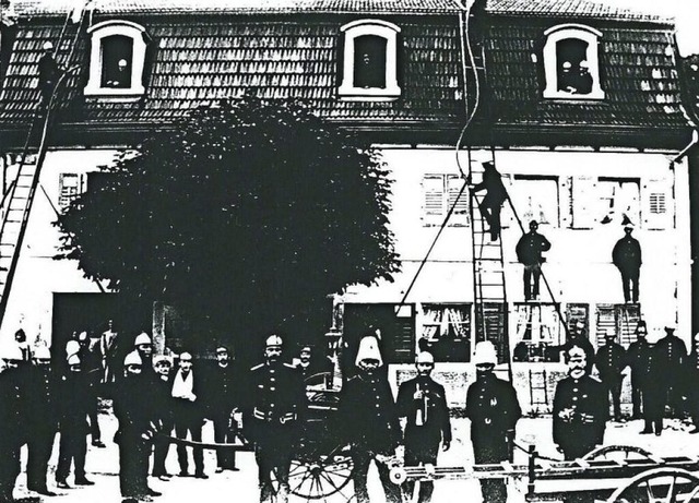 Feuerwehrprobe um das Jahr 1912 in der heutigen Schaffhauser Strae 73  | Foto: Richard Kaiser