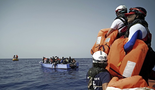 Seenotretter halten Rettungswesten fr... Seenot geratenen Flchtlinge bereit.   | Foto: Renata Brito (dpa)