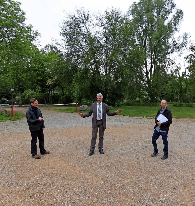 Kulturamtsleiter Frank Johannes Wlfl ...h (rechts) den Wehrer Autokino-Platz.   | Foto: Gerd Leutenecker