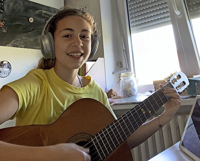 Inja Siebold wirkt beim JMS-Videoproje...ark&#8220; mit Gitarre und Gesang mit.  | Foto: Privat