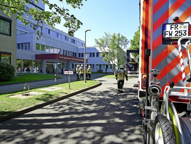 Einsatzkrfte der Feuerwehr vor dem Krankenhaus   | Foto: Ingo Schneider