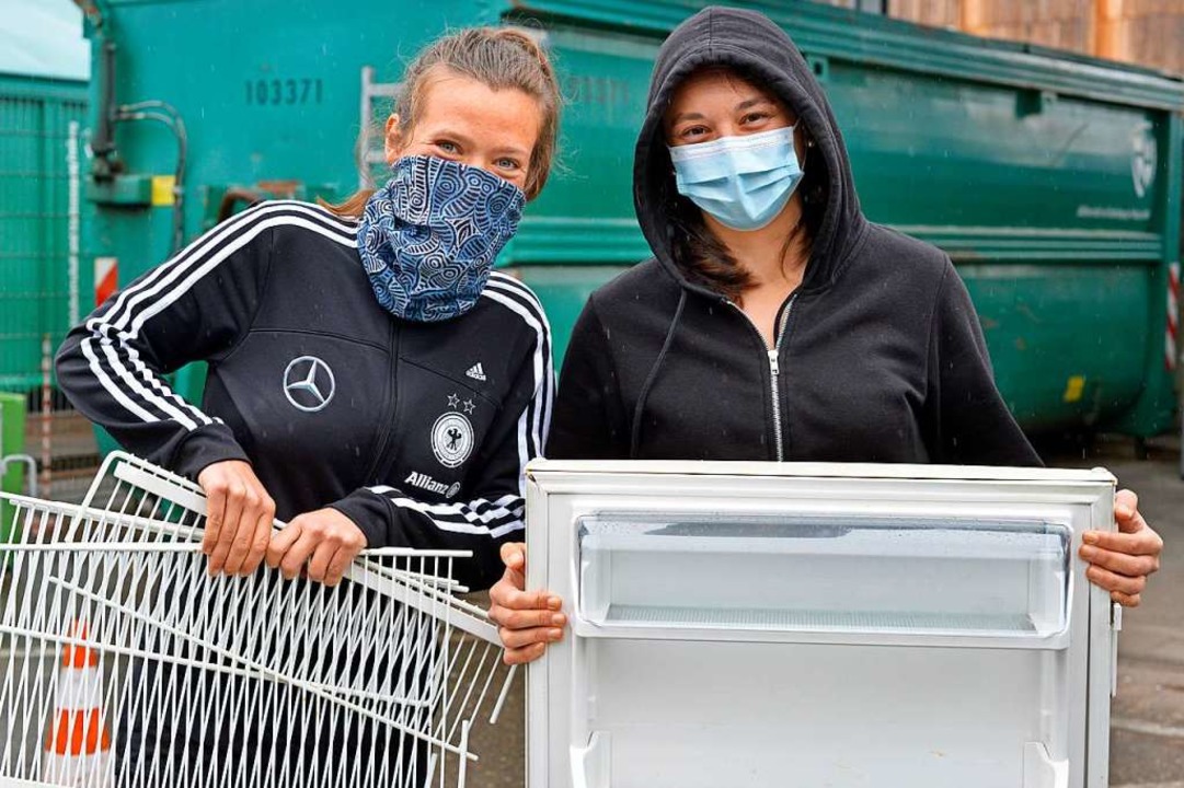 Anna und Michaela bringen ihren alten Khlschrank weg.  | Foto: Michael Bamberger