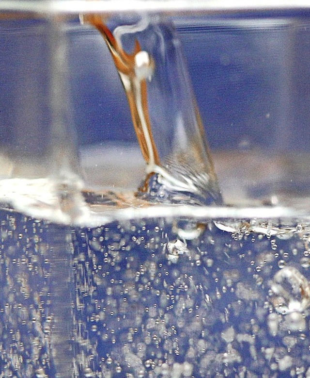 Stets erfrischend: Trinkwasser  | Foto: Roland Weihrauch (dpa)