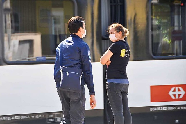 An Bahnhfen, in Bussen und Bahnen tragen die meisten Masken.  | Foto: Daniel Gramespacher