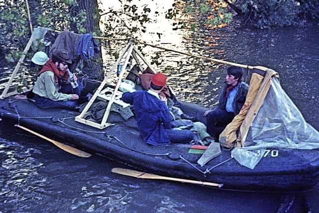 Rast der Crew im berfluteten Rheinwal...r Regenschutzaufbau des Schlauchboots.  | Foto: privat