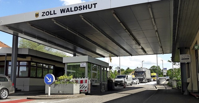 Am Grenzbergang Waldshut-Rheinbrcke ...demie strenge Einreisebeschrnkungen.   | Foto: Gerard, Roland