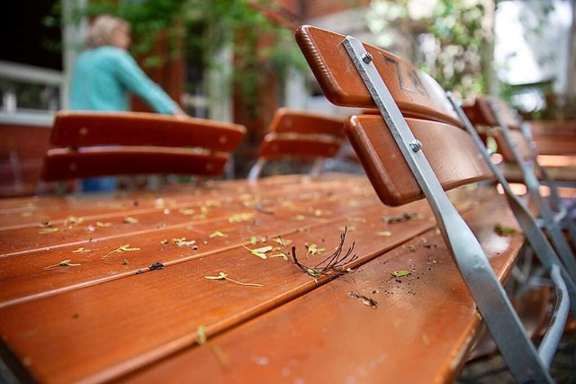 Noch sind Sthle und Tische leer, doch...sten gewahrt werden kann (Symbolfoto),  | Foto: Daniel Karmann (dpa)