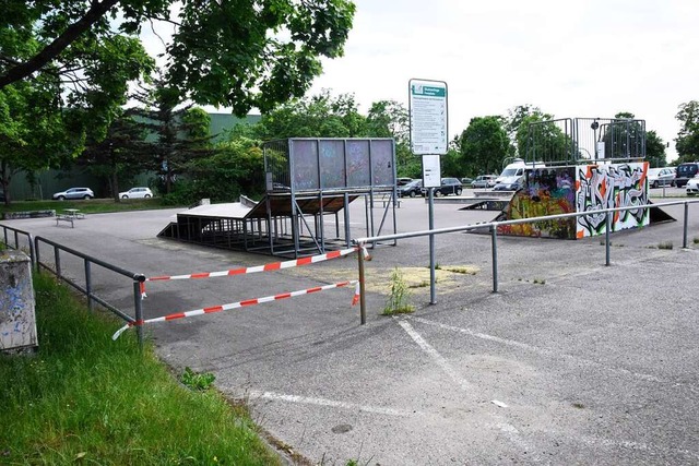 Die Absperrung war auch schon mal ppi...er der Skaterplatz bleibt geschlossen.  | Foto: Markus Zimmermann