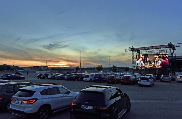 Gut besucht war der erste Film beim Autokino auf der Messe.  | Foto: Michael Bamberger