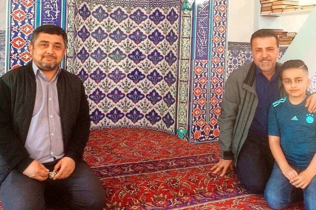 Imam Abdullah Kckyildiz (links) und ... Mihrab, die die Gebetsrichtung zeigt.  | Foto: Annemarie Rsch