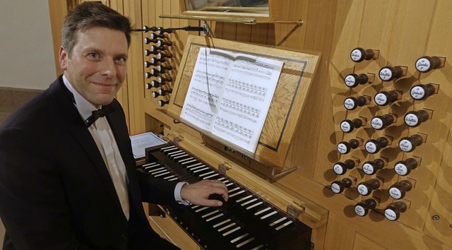 Christoph Bogon an der Orgel der Stadtkirche Schopfheim   | Foto: Roswitha Frey