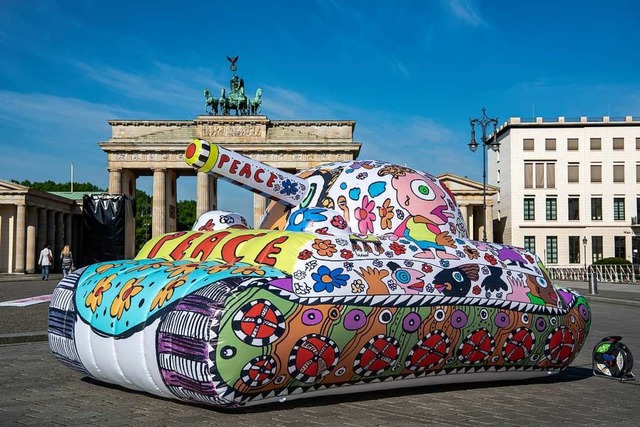 Kein Kriegsgert, sondern eine Frieden...reitag in Berlin am Brandenburger Tor.  | Foto: Paul Zinken